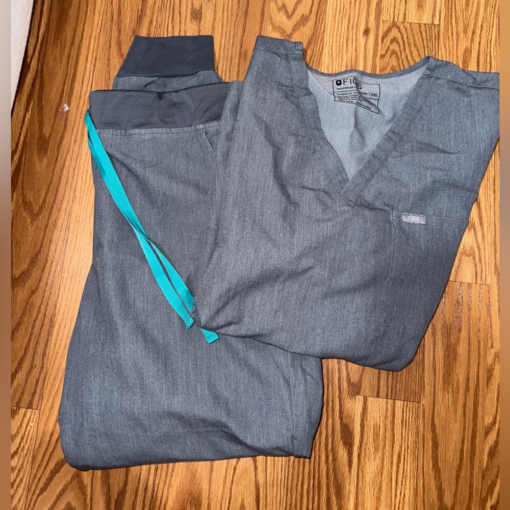 FIGS graphite JOGGER SET.